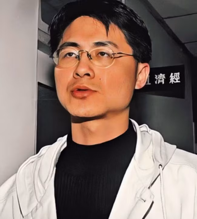 Các chứng cứ cũng cho thấy Hồng đã giả mạo danh tính của Hứa để gửi email cho mọi người, đánh lừa rằng Hứa đang đi du lịch và sử dụng thẻ tín dụng.