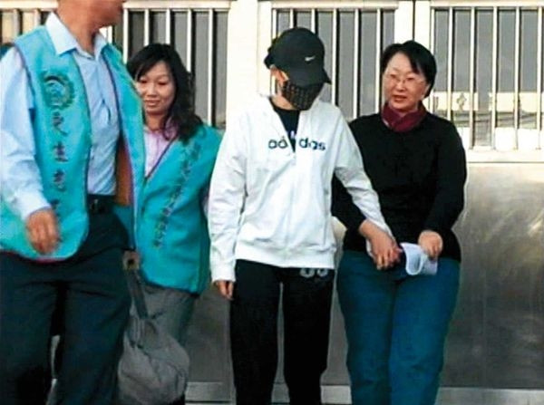 Cảnh sát nhận định Hồng Hiểu Tuệ là nghi phạm chính do có nền tảng hóa học rất tốt và là người quen thuộc với môi trường gây án.