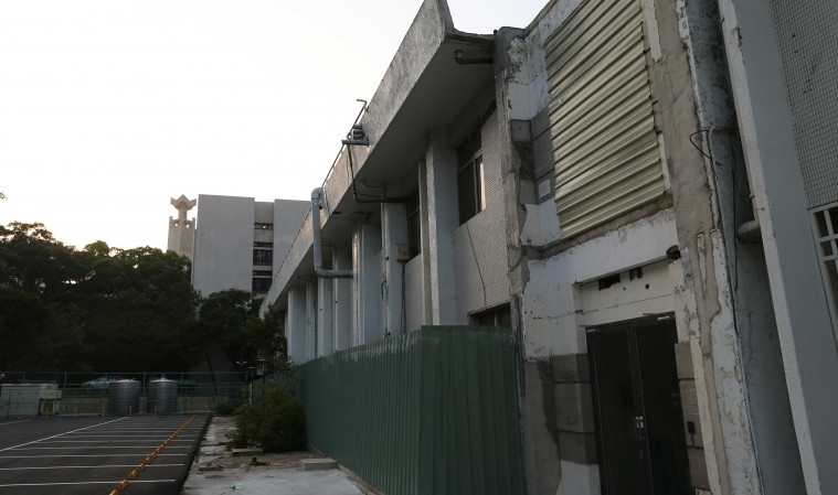 26 năm trước, nữ sinh viên cao học Hồng Hiểu Tuệ của Viện Nghiên cứu Sinh học Phóng xạ thuộc Đại học Thanh Hoa đã gây chấn động khi bị phát hiện dùng hóa chất có tính ăn mòn cực mạnh để hòa tan thi thể người bạn thân Hứa Gia Chân. (Nguồn: Sohu)