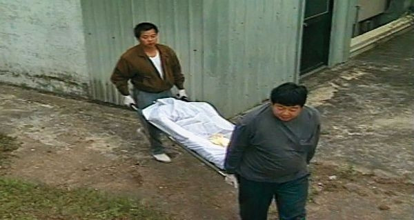 Đáng nói, sau khi thu thập bằng chứng, cảnh sát kể lại rằng trong đêm mưa bão hôm đó, cánh cửa vào tòa nhà tự mở ra dù toàn bộ hệ thống điện đã ngừng hoạt động.