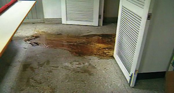 Cùng lúc đó, Hồng cũng có tình cảm và thậm chí từng qua đêm với anh Tăng. Cả hai liên tục tranh giành tình cảm, tạo ra một cuộc chiến ngầm ngay trong khuôn viên trường.