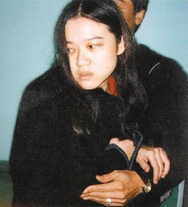 Cuối cùng, cảnh sát đã mời mẹ của Hồng đến để khuyên bảo. Khi gặp mẹ, Hồng đã bật khóc và thú nhận mọi tội lỗi, kể lại toàn bộ quá trình sát hại và xử lý thi thể Hứa bằng cường toan - hỗn hợp acid cực mạnh có thể hòa tan cả vàng, để tiêu hủy mọi dấu vết.