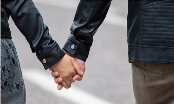 Câu chuyện này đã gây được sự chú ý của dư luận, nhiều người bày tỏ sự ngạc nhiên và thắc mắc về hành vi của hai người và phán quyết của tòa án. Đây cũng là một lời nhắc nhở về tầm quan trọng của việc tuân thủ pháp luật và sự phức tạp của các mối quan hệ trong gia đình.