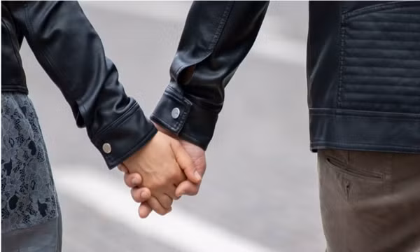 Câu chuyện này đã gây được sự chú ý của dư luận, nhiều người bày tỏ sự ngạc nhiên và thắc mắc về hành vi của hai người và phán quyết của tòa án. Đây cũng là một lời nhắc nhở về tầm quan trọng của việc tuân thủ pháp luật và sự phức tạp của các mối quan hệ trong gia đình.