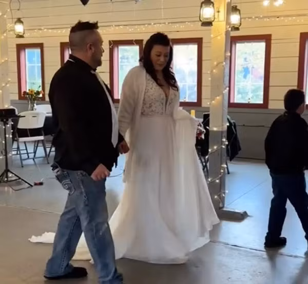 Trong đoạn video ghi lại cảnh Kalina và Shane bước vào buổi lễ, họ cố gắng mỉm cười khi nhân viên mở cửa, nhưng sự trống trải của những hàng ghế không người ngồi khiến cảm xúc hụt hẫng hiện rõ trên gương mặt họ.