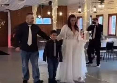 Thế nhưng, vào khoảnh khắc đôi vợ chồng bước vào lễ đường, họ bàng hoàng khi thấy không một ai trong số khách mời đám cưới xuất hiện, ngoại trừ 5 người thân thiết.