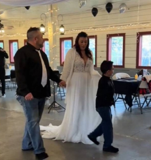 Địa điểm tổ chức có sức chứa lên đến hơn 40 người được trang trí đẹp mắt, sẵn sàng cho ngày trọng đại.