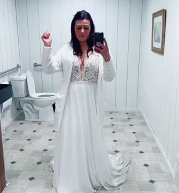 Kalina chia sẻ: "Chúng tôi đã làm hết sức mình để tổ chức một buổi lễ đáng nhớ, nhưng cuối cùng chỉ có 5 người đến. Tôi không biết phải đối diện với tình huống này ra sao. Dù rất thất vọng, tôi quyết định không để điều này hủy hoại ngày trọng đại của mình".