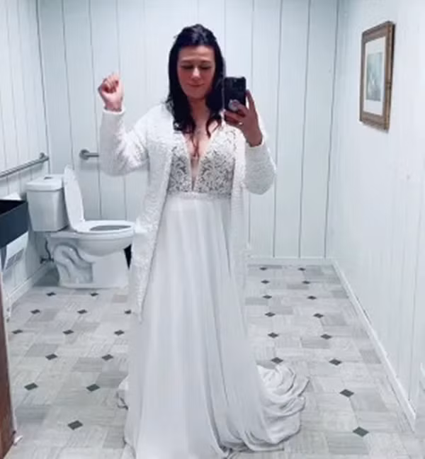 Kalina chia sẻ: "Chúng tôi đã làm hết sức mình để tổ chức một buổi lễ đáng nhớ, nhưng cuối cùng chỉ có 5 người đến. Tôi không biết phải đối diện với tình huống này ra sao. Dù rất thất vọng, tôi quyết định không để điều này hủy hoại ngày trọng đại của mình".