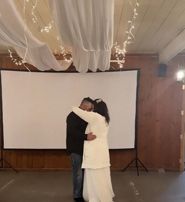 Dẫu vậy, cả hai vẫn giữ bình tĩnh, hoàn tất nghi thức cưới và trao cho nhau nụ hôn đầu tiên với tư cách vợ chồng.