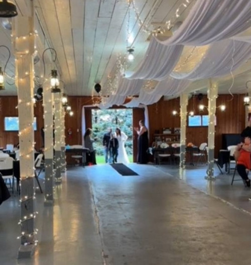 Kalina và Shane chia sẻ rằng họ đã rất tâm huyết cho đám cưới sang trọng của mình, từ việc lên kế hoạch, chọn địa điểm đến thiết kế thiệp mời. Họ không chỉ gửi hơn 75 lời mời trực tuyến mà còn đầu tư gửi đi 25 thiệp mời bằng giấy với thiết kế sang trọng.