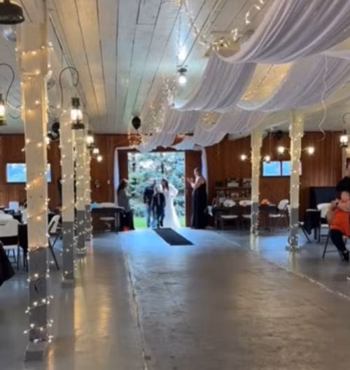 Kalina và Shane chia sẻ rằng họ đã rất tâm huyết cho đám cưới sang trọng của mình, từ việc lên kế hoạch, chọn địa điểm đến thiết kế thiệp mời. Họ không chỉ gửi hơn 75 lời mời trực tuyến mà còn đầu tư gửi đi 25 thiệp mời bằng giấy với thiết kế sang trọng.