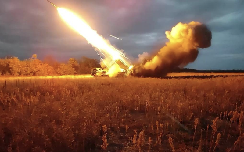 Đáng chú ý, các phương tiện truyền thông tiết lộ rằng Nga không chỉ tấn công các mục tiêu quân sự quan trọng của Ukraine mà còn làm hư hại sáu tòa nhà đại sứ quán ở Kiev. Ngày 20/12, trang Pentapostagma của Hy Lạp dẫn lời Bộ Ngoại giao Ukraine cho biết các tòa nhà đại sứ quán bị trúng tên lửa thuộc về Albania, Argentina, cơ quan Palestine, Bắc Macedonia, Bồ Đào Nha và Montenegro. Ảnh: TASS.