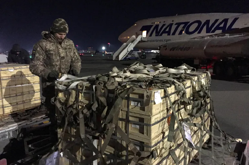 Tổng thống Zelensky cũng cho biết, trong cuộc họp ở Brussels, các quốc gia châu Âu đã thảo luận về việc gửi quân tới Ukraine và ông đã “thấy được những mặt tích cực”. Thêm vào đó, Chủ tịch Ủy ban châu Âu Ursula von der Leyen cũng tuyên bố rằng EU sẽ mở rộng đáng kể sự hỗ trợ cho Ukraine, với tổng viện trợ đạt 1300 tỷ USD, và nhấn mạnh cam kết vững chắc của EU đối với Ukraine. Ảnh: Reuters.