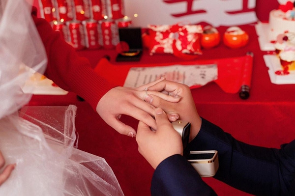 Theo truyền thông Trung Quốc, các nghi phạm Tần Lĩnh, Tôn Hổ, Thôi Dương, Thôi Tĩnh và những người khác đã cùng nhau lên âm mưu, đến nhà của Tần Lĩnh ở thị trấn Khúc Lương, thành phố Tân Mật để đóng giả thành đối tượng mai mối Trịnh Dương Dương và gia đình cô.