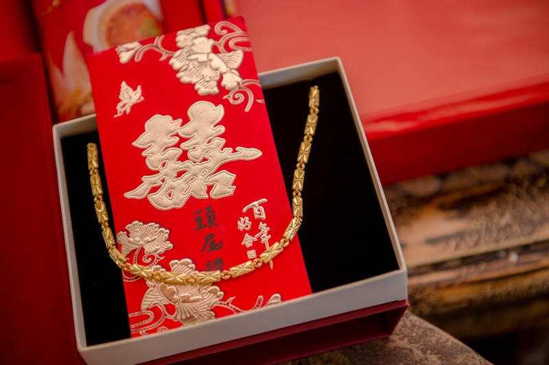 Họ đóng vai các nhân vật khác nhau, bao gồm mẹ, chú, anh trai và chị dâu của Trịnh Dương Dương, để lừa lấy lòng tin của anh Triệu và gia đình anh. Trong đó, Thôi Tĩnh đóng giả Trịnh Dương Dương còn Tần Lĩnh đóng giả mẹ của cô. Ngay trong ngày gặp mặt đầu tiên, mẹ của anh Triệu đã tặng con dâu tương lai Trịnh Dương Dương một phong bao lì xì 1.000 nhân dân tệ (khoảng 3,5 triệu đồng).