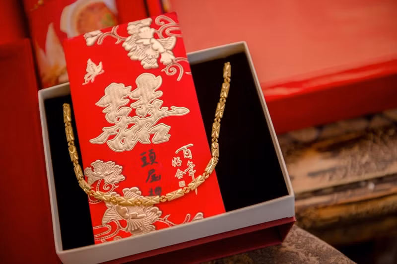 Họ đóng vai các nhân vật khác nhau, bao gồm mẹ, chú, anh trai và chị dâu của Trịnh Dương Dương, để lừa lấy lòng tin của anh Triệu và gia đình anh. Trong đó, Thôi Tĩnh đóng giả Trịnh Dương Dương còn Tần Lĩnh đóng giả mẹ của cô. Ngay trong ngày gặp mặt đầu tiên, mẹ của anh Triệu đã tặng con dâu tương lai Trịnh Dương Dương một phong bao lì xì 1.000 nhân dân tệ (khoảng 3,5 triệu đồng).