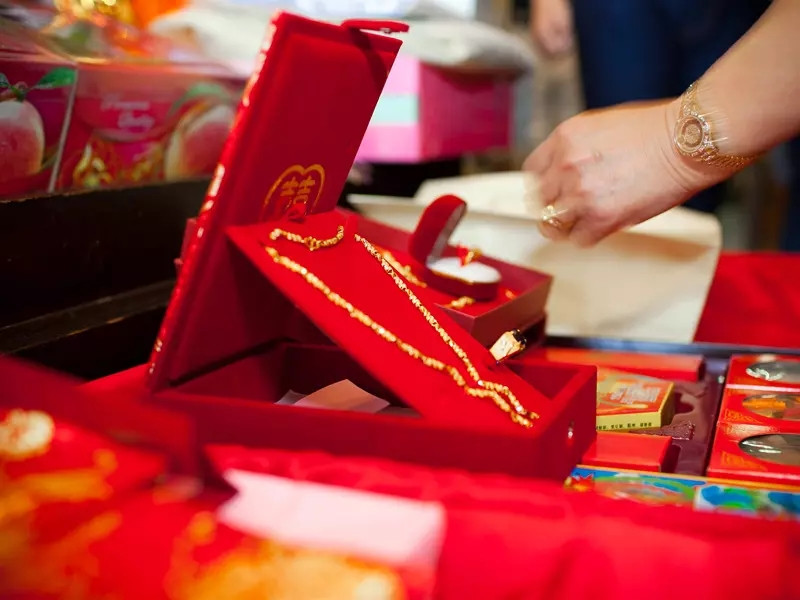 Rất nhanh sau đó, Tần Lĩnh, Tôn Hổ, Thôi Dương, Thôi Tĩnh lần lượt bị bắt giữ. Chỉ khi đó Triệu mới biết rằng toàn bộ gia đình Trịnh Dương Dương đều là giả mạo. Vào ngày 20/9 vừa qua, sau khi Viện Kiểm sát Nhân dân thành phố Tân Mật đưa ra cáo trạng, Tần Lĩnh và đồng phạm đã bị tòa án kết án từ 1 năm 8 tháng đến 6 năm 5 tháng tù giam vì tội lừa đảo.