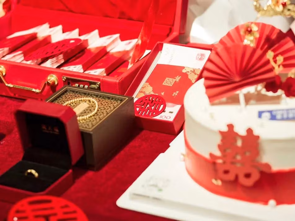 Khi Triệu nhiều lần đề cập đến việc kết hôn, Trịnh Dương Dương luôn tìm cách trì hoãn. Cuối cùng, Triệu nhận ra có điều gì đó không ổn và không thể liên lạc được với Trịnh Dương Dương nên đã báo cảnh sát.