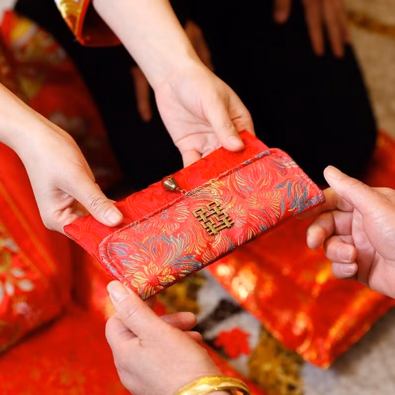 Sau lễ đính hôn, Tần Lĩnh, trong vai trò là mẹ của Trịnh Dương Dương, đã nhiều lần lấy cớ sửa sang cửa hàng, cha bị ốm và qua đời để yêu cầu Triệu và gia đình anh đưa thêm gần 70.000 nhân dân tệ (hơn 248 triệu đồng) tiền mặt.