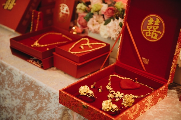 Vụ việc này một lần nữa gióng lên hồi chuông cảnh báo về các hình thức lừa đảo tinh vi trong xã hội hiện đại, đặc biệt là những lừa đảo liên quan đến hôn nhân và tiền bạc. Nó cũng nhấn mạnh tầm quan trọng của việc thẩm tra kỹ lưỡng thông tin cá nhân và gia đình trong quá trình mai mối và hẹn hò, đặc biệt khi liên quan đến các giao dịch tài chính lớn như hồi môn.