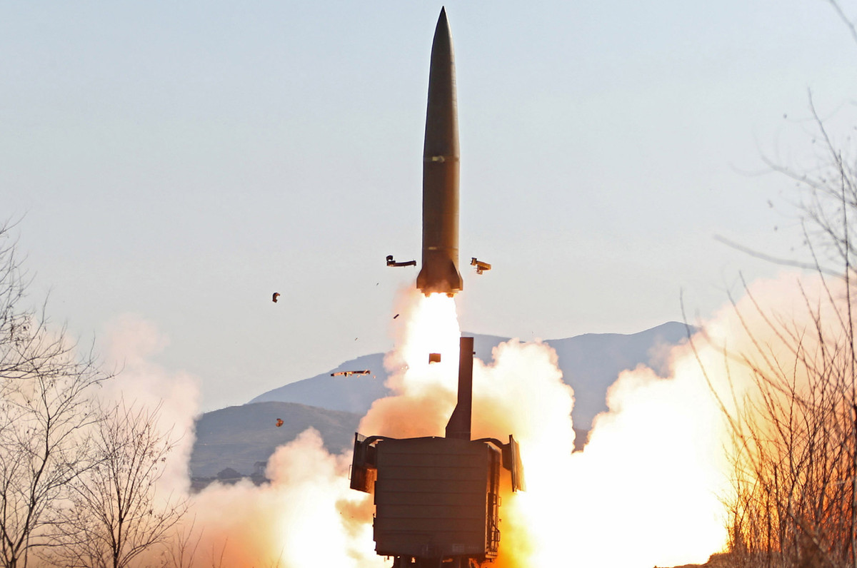 Thông tin này không phải là hoàn toàn mới, khi vào năm 2022, John Kirby, phát ngôn viên của Hội đồng An ninh Quốc gia Mỹ, đã cảnh báo về việc Triều Tiên hỗ trợ Nga bằng đạn pháo: “Đây không chỉ là một vài quả đạn, mà là một số lượng đáng kể. Điều này cho thấy Triều Tiên sẵn sàng ủng hộ Nga, đồng thời cũng là minh chứng cho tình trạng thiếu hụt vũ khí của Nga trong chiến sự”, ông Kirby cho biết. 