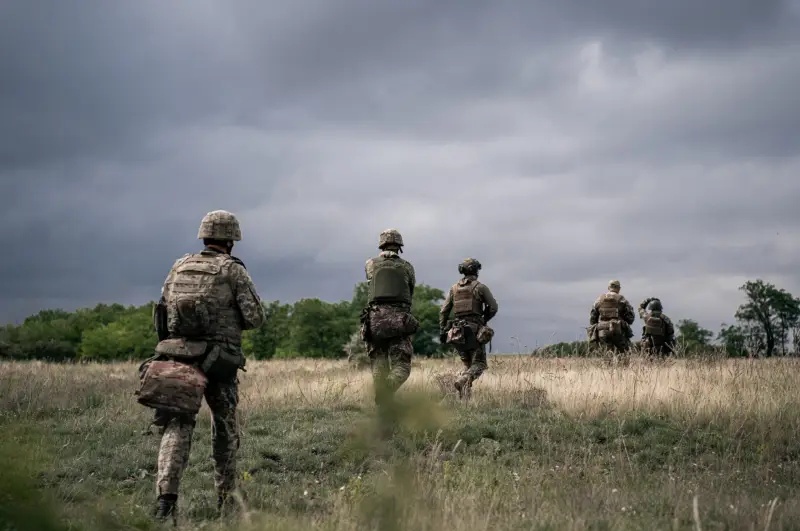 Trong khi đó, hãng tin AP đã phỏng vấn 7 chỉ huy và binh sĩ cấp trung đội, tiểu đội của Quân đội Ukraine đang chiến đấu tại Kursk. Theo họ, do thông tin liên lạc bị chậm trễ và các quyết định chiến thuật không kịp thời, Quân đội Ukraine gần như không có cách nào phản ứng ngay lập tức trước các cuộc tấn công của Quân đội Nga, mà chỉ có thể tiến hành phản công sau đó để bù đắp. Ảnh: Topwar.