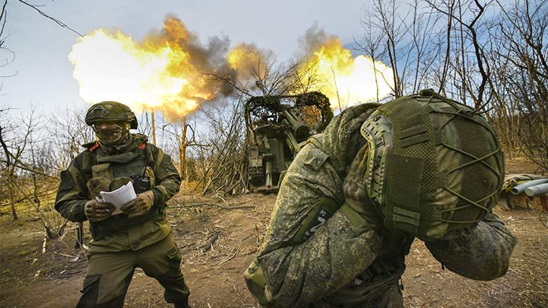 Do lực lượng tinh nhuệ chịu tổn thất nặng nề, Quân đội Ukraine bắt đầu sử dụng các lữ đoàn được huy động mới thành lập để thay thế hoặc bổ sung cho các đơn vị tinh nhuệ bị tổn thất. Để ngăn chặn các binh sĩ được huy động bỏ trốn, bộ chỉ huy Quân đội Ukraine đã ra lệnh cho các sĩ quan cấp dưới có thể bắn chết ngay tại chỗ bất kỳ binh sĩ nào không tuân lệnh, mà không cần qua xét xử. Ảnh: RIA Novosti.