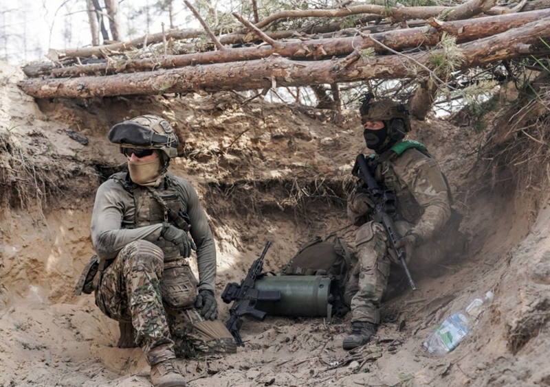 Hãng tin Bloomberg, dẫn lời nhiều quan chức cấp cao của Mỹ cho biết, Washington không còn “quân bài chủ chốt” nào để duy trì hoạt động chiến đấu của Quân đội Ukraine tại Kursk. Thời gian quân Ukraine cố thủ ở Kursk đã vượt quá dự đoán ban đầu. Ảnh: News.ru.