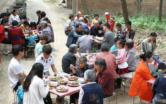 Theo các chuyên gia xã hội học, câu chuyện về bữa tiệc nhà anh Trương và dân làng như một tấm gương phản chiếu sự phức tạp của xã hội nông thôn hiện đại. Nó nhắc nhở chúng ta rằng, khi giữ gìn truyền thống, cần phải cân nhắc đến bối cảnh kinh tế và những thay đổi của cuộc sống hiện đại.