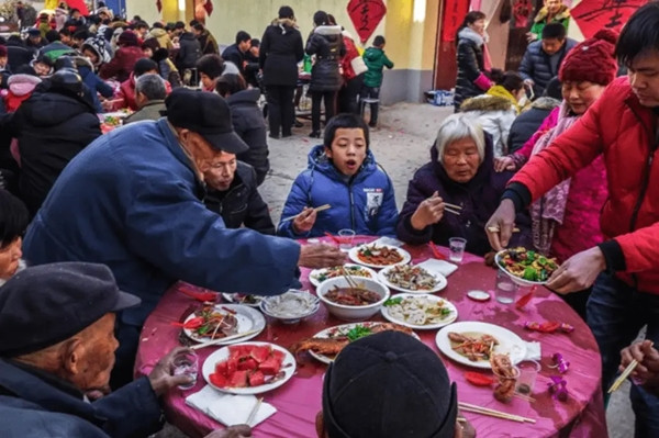 Tại ngôi làng nhỏ ở Bảo Kê, Thiểm Tây, những cảnh ăn tiệc nhộn nhịp thường thấy ở nhà anh Trương giờ đây dần dần đã trở nên vắng vẻ, lạnh lẽo. Người dân trong làng vẫn nhớ như in, không lâu trước đây, mỗi khi nhà anh Trương có việc vui, cả làng đều sôi động hẳn lên. Dù đó là việc vui của người hay thậm chí vật nuôi, anh Trương luôn tổ chức tiệc lớn, mời cả làng đến chung vui. Cách ăn mừng này không chỉ thể hiện tình yêu cuộc sống của anh Trương mà còn phản ánh sự hiếu khách và tinh thần đoàn kết đặc trưng của văn hóa làng xã, thôn bản.
