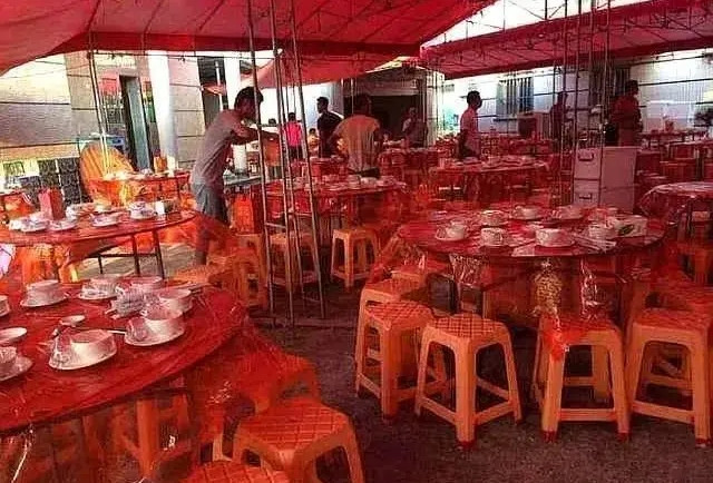 Ban đầu, những bữa tiệc này gây ra không ít sự tò mò trong làng. Người dân thấy mới lạ và thú vị, họ đều tham dự tiệc để tận hưởng không khí hiếm hoi này. Tiệc nhà anh Trương trở thành nét đặc trưng của làng, thậm chí thu hút người từ các làng lân cận đến góp vui. Trong hoàn cảnh đời sống vật chất còn thiếu thốn, những buổi tụ họp này trở thành một phần quan trọng của đời sống tinh thần người dân.