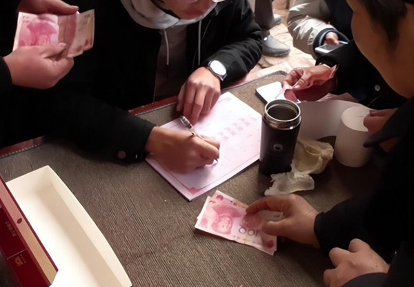 Tuy nhiên, theo thời gian, sự nhộn nhịp dần phai nhạt, thay vào đó là sự bức bối và khó chịu của người dân. Sự thay đổi này không chỉ đến từ gánh nặng kinh tế mà còn phản ánh sự chuyển biến trong nhịp sống và giá trị của người dân. Trong xã hội hiện đại đang phát triển nhanh chóng, người dân bắt đầu chú ý hơn đến phát triển cá nhân và đời sống gia đình, không còn hào hứng với những hoạt động xã hội thường xuyên như trước.