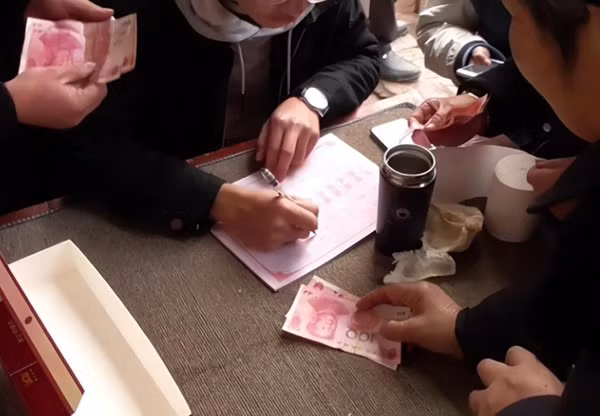 Tuy nhiên, theo thời gian, sự nhộn nhịp dần phai nhạt, thay vào đó là sự bức bối và khó chịu của người dân. Sự thay đổi này không chỉ đến từ gánh nặng kinh tế mà còn phản ánh sự chuyển biến trong nhịp sống và giá trị của người dân. Trong xã hội hiện đại đang phát triển nhanh chóng, người dân bắt đầu chú ý hơn đến phát triển cá nhân và đời sống gia đình, không còn hào hứng với những hoạt động xã hội thường xuyên như trước.