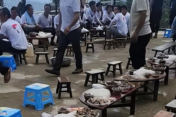 Dần dần, người dân trong làng bắt đầu tìm cách từ chối, cố gắng tránh tham dự tiệc nhà anh Trương khi có thể. Những ai không thể từ chối cũng chỉ mang quà tượng trưng. Sự thay đổi này không chỉ ảnh hưởng đến bầu không khí xã hội trong làng mà còn thay đổi cách người ta duy trì mối quan hệ tình cảm. Họ bắt đầu có cái nhìn lý trí hơn về các hoạt động xã hội, không còn tuân theo phong tục truyền thống một cách mù quáng mà dựa vào tình hình kinh tế và nhu cầu thực tế của mình để quyết định có tham gia hay không.