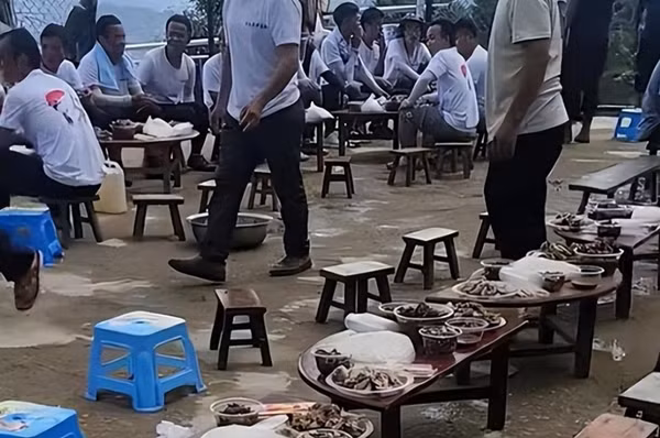 Dần dần, người dân trong làng bắt đầu tìm cách từ chối, cố gắng tránh tham dự tiệc nhà anh Trương khi có thể. Những ai không thể từ chối cũng chỉ mang quà tượng trưng. Sự thay đổi này không chỉ ảnh hưởng đến bầu không khí xã hội trong làng mà còn thay đổi cách người ta duy trì mối quan hệ tình cảm. Họ bắt đầu có cái nhìn lý trí hơn về các hoạt động xã hội, không còn tuân theo phong tục truyền thống một cách mù quáng mà dựa vào tình hình kinh tế và nhu cầu thực tế của mình để quyết định có tham gia hay không.