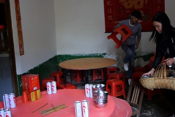 Gia đình anh Trương được xem là có điều kiện tốt trong làng. Họ không chỉ trồng cây ăn quả mà còn nuôi nhiều gia súc. Đối với anh Trương, những con vật nuôi ấy là một phần quan trọng của gia đình, cần được đối xử và tổ chức tiệc mừng như người thân. Tuy nhiên, sự "nhiệt tình" này dần trở thành gánh nặng cho dân làng.