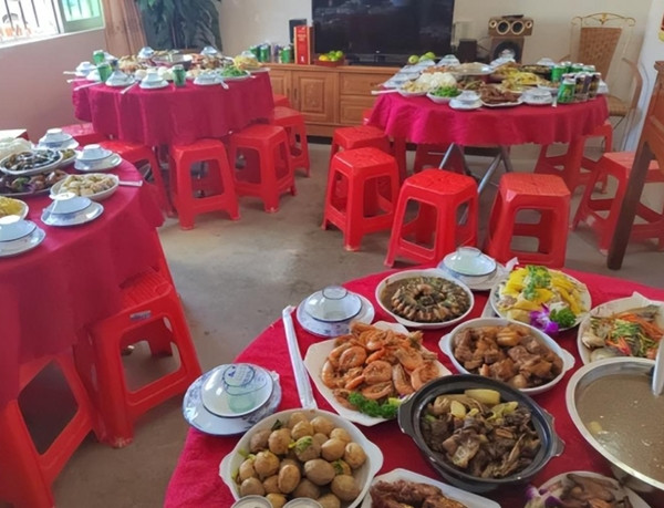 Người dân trong làng bắt đầu tính toán kỹ lưỡng, mỗi khi nhận được thiệp mời từ nhà anh Trương, họ đều phải suy nghĩ kỹ. Có những gia đình thậm chí còn xảy ra tranh cãi, chồng trách vợ mang quá nhiều quà cáp, vợ lo ngại nếu không đi sẽ ảnh hưởng đến quan hệ láng giềng. Những mâu thuẫn này phản ánh sự xung đột giữa giá trị tinh thần truyền thống và áp lực kinh tế hiện đại.