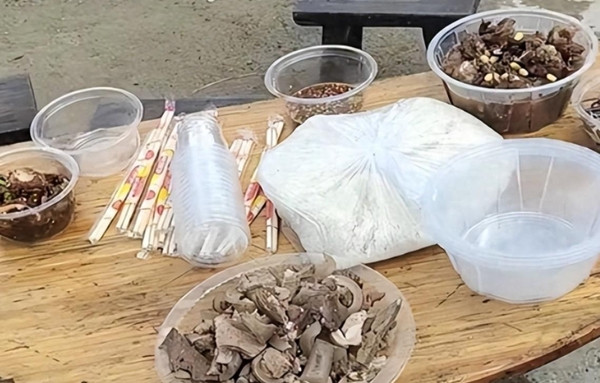 Những bữa tiệc quá thường xuyên của anh Trương khiến người dân trong làng ngày càng cảm thấy khó xử. Ở nông thôn, việc tặng quà là phong tục truyền thống, là cách duy trì quan hệ láng giềng. Tuy nhiên, khi phong tục này trở nên quá thường xuyên, nó tạo ra áp lực kinh tế lớn đối với những gia đình vốn đã không giàu có. Mâu thuẫn giữa truyền thống và cuộc sống kinh tế hiện đại đã làm nổi bật những khó khăn trong quá trình chuyển đổi của xã hội nông thôn.