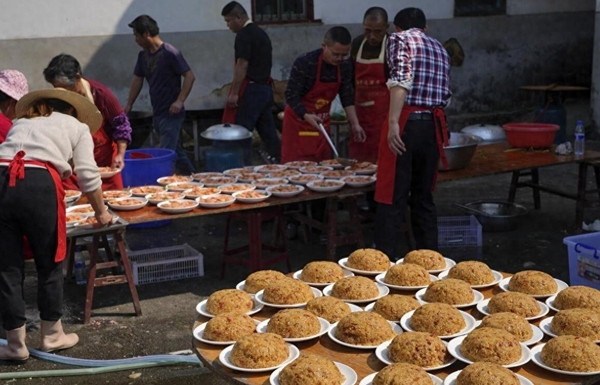 Sự dồn nén cảm xúc ấy cuối cùng đã bùng nổ tại một bữa tiệc gần đây. Hôm đó, nhà anh Trương lại chuẩn bị một bữa tiệc lớn. Anh và vợ bận rộn chuẩn bị nhiều món ăn ngon, thậm chí mua cả rượu trắng thượng hạng. Nhà anh Trương mời cả làng, thậm chí để con cái mời thêm bạn bè và đồng nghiệp. Đối với anh Trương, việc chuẩn bị hoành tráng này là biểu hiện của sự tôn trọng hàng xóm láng giềng. Nhưng trong mắt dân làng, bữa tiệc này là sự phô trương và áp lực vô hình.