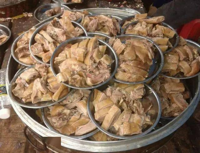 Rất nhanh, câu chuyện về bữa tiệc nhà anh Trương nhanh chóng thu hút sự chú ý trên mạng. Nhiều người dùng bày tỏ ý kiến của mình, có người giễu cợt anh Trương có tiền thích chơi trội, có người đồng cảm, cũng có những người nhìn thấy sự chuyển biến trong quan hệ tình cảm ở nông thôn.