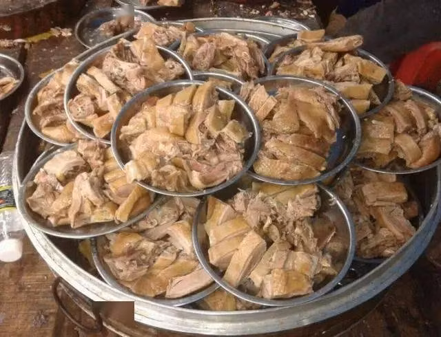 Rất nhanh, câu chuyện về bữa tiệc nhà anh Trương nhanh chóng thu hút sự chú ý trên mạng. Nhiều người dùng bày tỏ ý kiến của mình, có người giễu cợt anh Trương có tiền thích chơi trội, có người đồng cảm, cũng có những người nhìn thấy sự chuyển biến trong quan hệ tình cảm ở nông thôn.