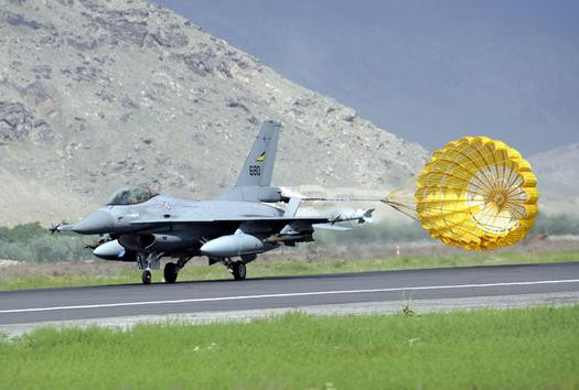 Tuy Philippines đã bày tỏ quan tâm đến việc mua F-16, họ vẫn có ý định cuối cùng là sở hữu F-35 – được xem là máy bay chiến đấu tiên tiến nhất hiện nay. Philippines có thể chọn F-16 như một bước đệm trước khi đạt được F-35, tuy nhiên, việc bán F-35 do Chính phủ Mỹ kiểm soát chặt chẽ, và một số quốc gia như Các Tiểu vương quốc Ả Rập Thống nhất và Thổ Nhĩ Kỳ đã bị từ chối.