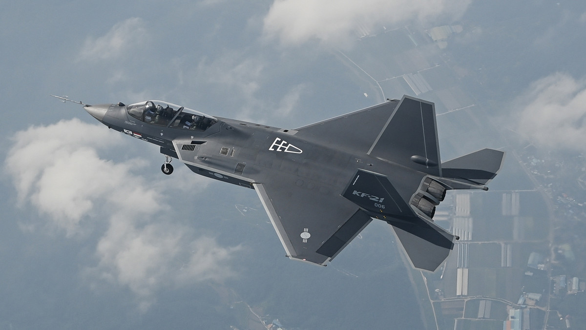 KF-21 có thể mang nhiều loại vũ khí không đối không và không đối đất, bao gồm AIM-9X Sidewinder, AIM-120 AMRAAM, MBDA Meteor và tên lửa IRIS-T. Máy bay này có 10 điểm treo vũ khí ngoài, với kế hoạch bổ sung khoang vũ khí bên trong ở các phiên bản sau. (Nguồn ảnh: Wikipedia, Không quân Mỹ, Không quân Ba Lan, Không quân Hàn Quốc, KAI, DAPA).