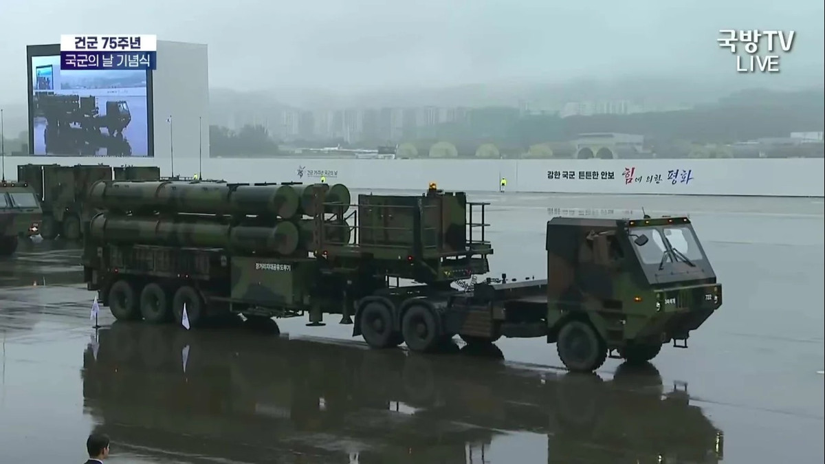 Được Seoul mô tả là vũ khí trả đũa nhằm chống lại các mối đe dọa từ Triều Tiên, Hyunmoo-V có khả năng mang một trong những đầu đạn lớn nhất thế giới, nặng tới 9 tấn. Đầu đạn lớn này được thiết kế để xuyên qua các đường hầm và những căn cứ trú ẩn chôn sâu, có khả năng gây ra những tác động tương đương với vũ khí hạt nhân. Ảnh: Army Recognition.