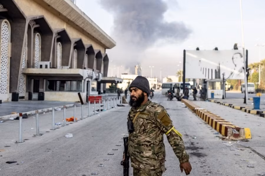 Các nguồn tin Trung Đông cho biết đã ghi nhận một nhóm tác chiến lớn với binh lính cũng như thiết bị quân sự của phiến quân, đội hình này đang tiến nhanh chóng về thành phố.