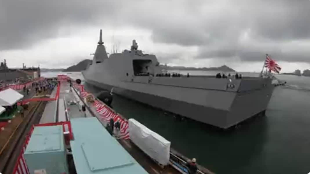 Lực lượng Phòng vệ Hàng hải Nhật Bản có kế hoạch đóng tổng cộng 24 khinh hạm loại này, mặc dù kế hoạch ban đầu là 22 tàu. Hiện tại trong số 12 chiếc được đặt hàng, 6 tàu đã làm nhiệm vụ và 4 chiếc đang ở các giai đoạn chế tạo và hoàn thiện khác nhau.