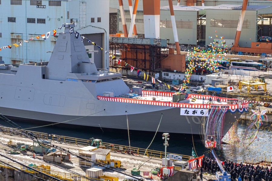 Theo Lực lượng Phòng vệ Hàng hải Nhật Bản, lễ đặt tên và hạ thủy chính thức đối với con tàu diễn ra vào ngày 19/12/2024 tại Nhà máy đóng tàu Mitsubishi Nagasaki, nơi cũng chế tạo các khinh hạm loại này.