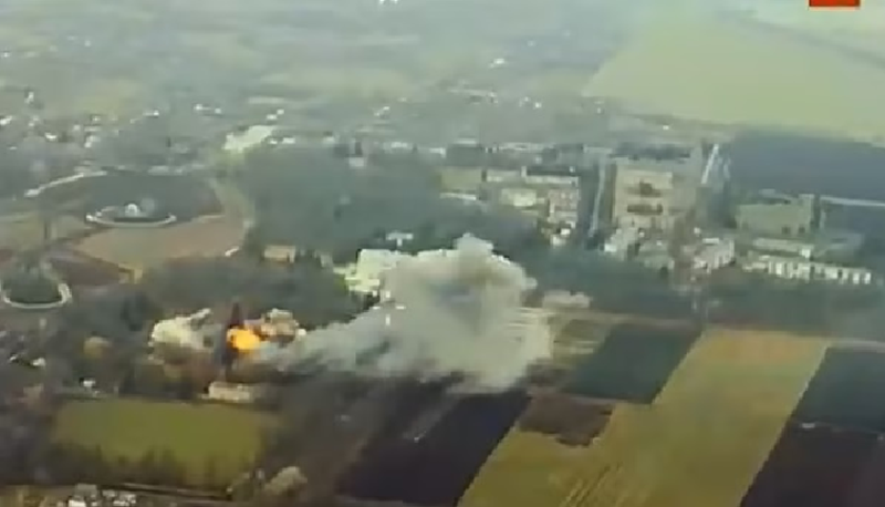 Nhiều blogger Nga cho biết, Quân đội Ukraine đã phóng 12 quả tên lửa Storm Shadow về phía Kursk, trong đó các mảnh vỡ tên lửa đã rơi trúng Maryino. Truyền thông Ukraine, cụ thể là Defense Express, cho rằng khu điền trang này là sở chỉ huy liên quân Nga-Triều tại Kursk. Ảnh: Daily Mail.