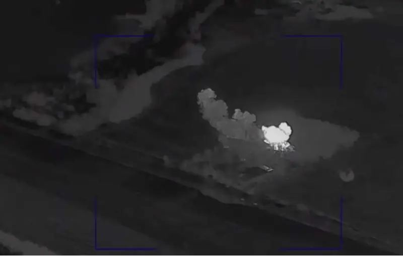 Cùng lúc, Quân đội Nga đã tấn công lực lượng dự bị của Ukraine tại Sumy, nhắm vào điểm tập trung của Lữ đoàn xung kích đường không số 82 ở làng Yunakovka. Theo video hiện trường do Bộ Quốc phòng Nga công bố, một tòa nhà lớn trong làng đã bị hai quả tên lửa Iskander phá hủy trong vòng 4 giây. Báo cáo cho biết tòa nhà này là trạm trung chuyển của Quân đội Ukraine từ Sumy đến Kursk. Ảnh: Topwar.